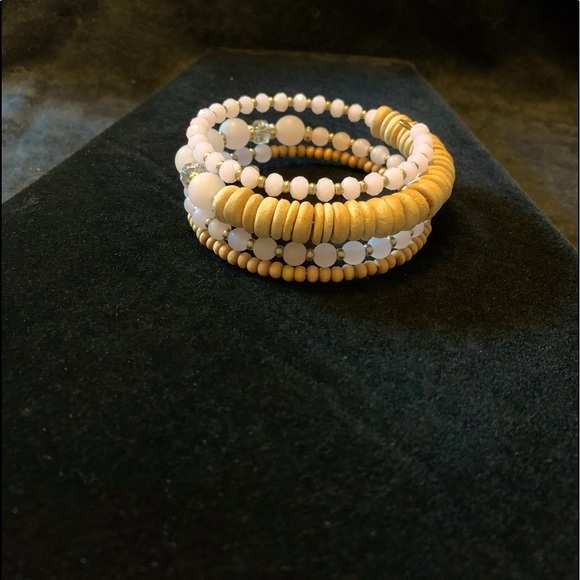 Memory wire bracelet light lavender/silver & neutral wooded beads.PreLoved - Picture 2 of 3